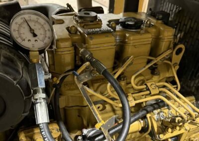 Moteur jaune avec manomètre et tuyaux