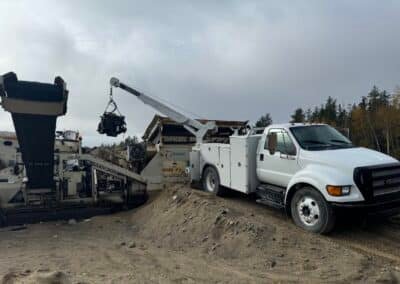 Camion et équipement de construction.