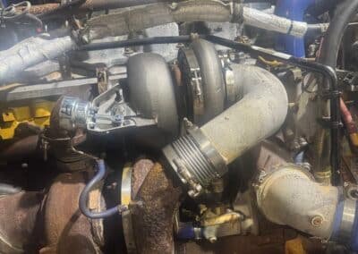 Moteur avec turbocompresseurs visibles.