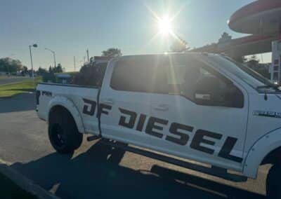 Camion blanc avec inscription diesel.